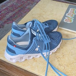 Womens blue Oncloud Running shoes. CloudSwift. Womens Size 5